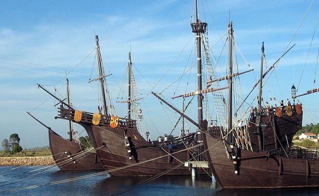 Reproducción de La Pinta, La Niña y la Santa María, en el Muelle de las Carabelas, en Palos de la Frontera.