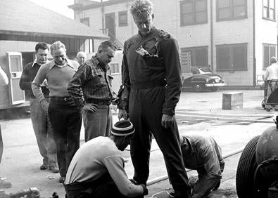 Imagen secundaria 1 - James Arness, Robert Cornthwaite, Kenneth Tobey, Douglas Spencer y James Young en diversas escenas de 'El enigma de otro mundo' (1951).