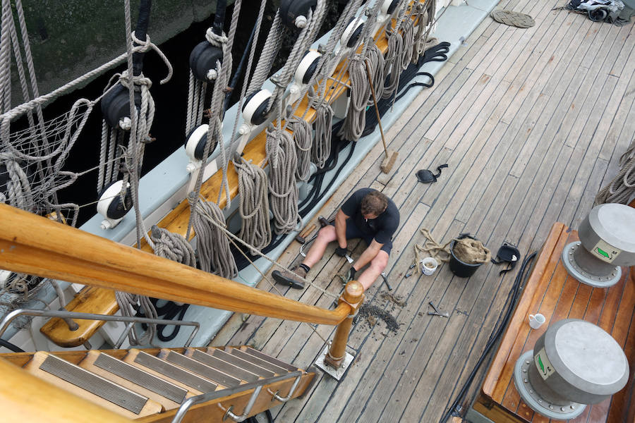 El 'Kaskelot', un velero británico de tres mástiles y 46 metros de eslora, ha sido este jueves el protagonista del Festival Marítimo de Pasaia en ausencia de la fragata 'L'Hermione'.