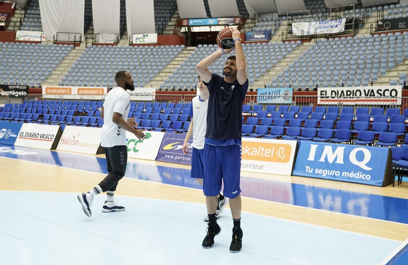 El jugador Asier de la Iglesia, que padece esclerosis múltiple, jugará este domingo en ACB con el Gipuzkoa Basket.