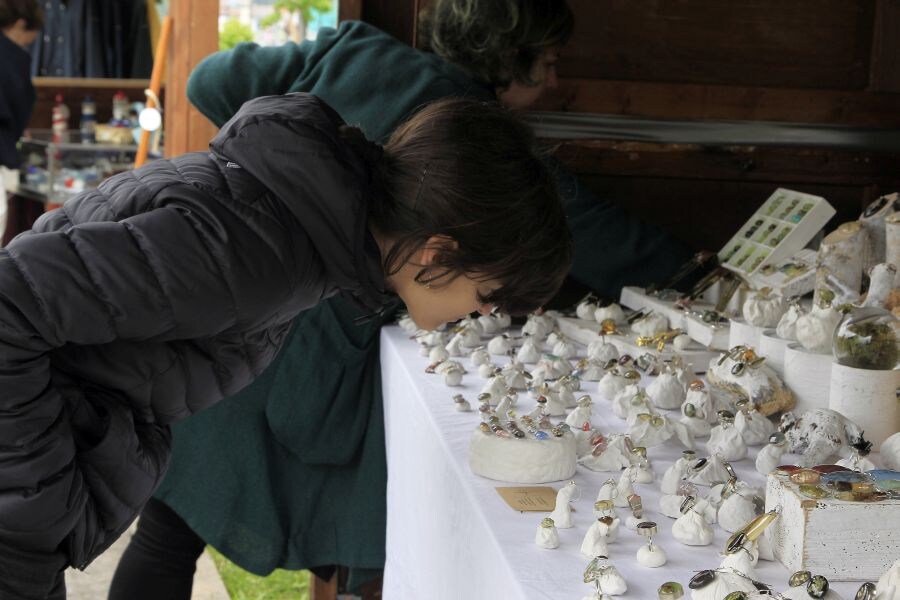 El Festival Marítimo de Pasaia avanza con éxito. La Bizkaia Plaza de Donibane acogía este viernes una exposición de Patrimonio Marítimo Vasco así como un mercado de artesanía