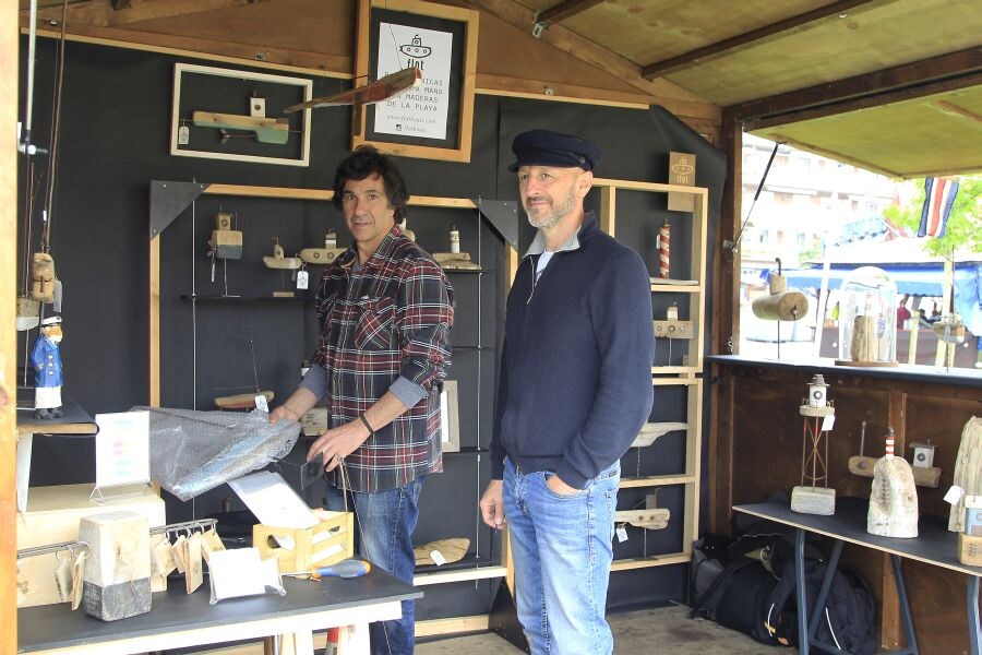 El Festival Marítimo de Pasaia avanza con éxito. La Bizkaia Plaza de Donibane acogía este viernes una exposición de Patrimonio Marítimo Vasco así como un mercado de artesanía