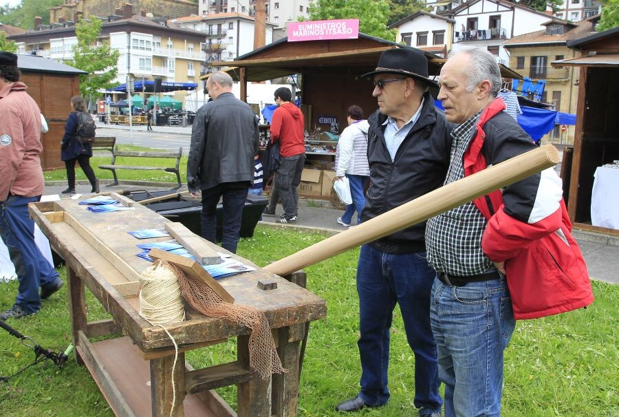 El Festival Marítimo de Pasaia avanza con éxito. La Bizkaia Plaza de Donibane acogía este viernes una exposición de Patrimonio Marítimo Vasco así como un mercado de artesanía