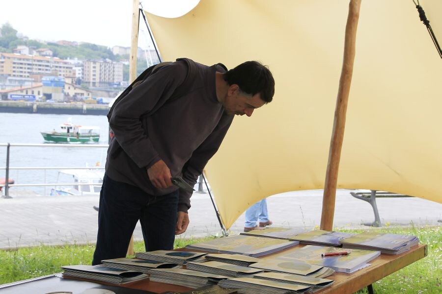 El Festival Marítimo de Pasaia avanza con éxito. La Bizkaia Plaza de Donibane acogía este viernes una exposición de Patrimonio Marítimo Vasco así como un mercado de artesanía