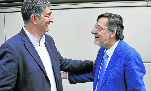 El reelegido líder de Erne, Roberto Seijo, saluda a Juan Luis Ibarra, ayer en Bilbao. 