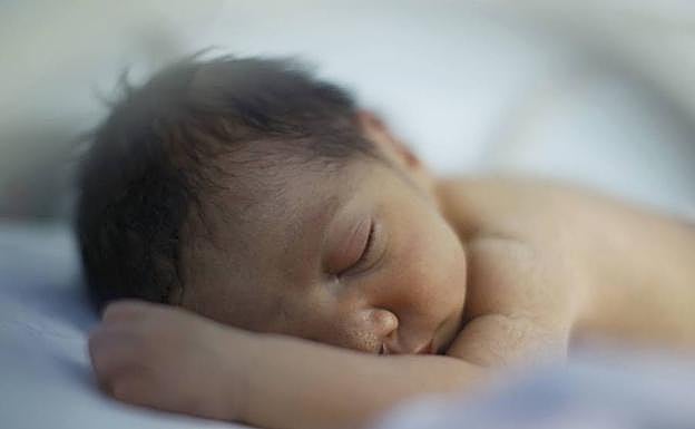 Un bebé prematuro en un hospital. 