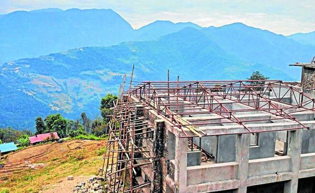 Estructura del nuevo hospital del valle del Makalu en fase de construcción. 