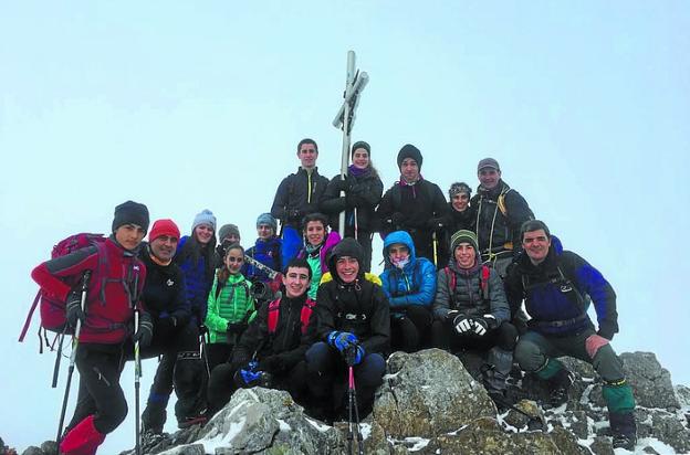 Los jóvenes expedicionarios, en la cima de Aizkorri en un encuentro.
