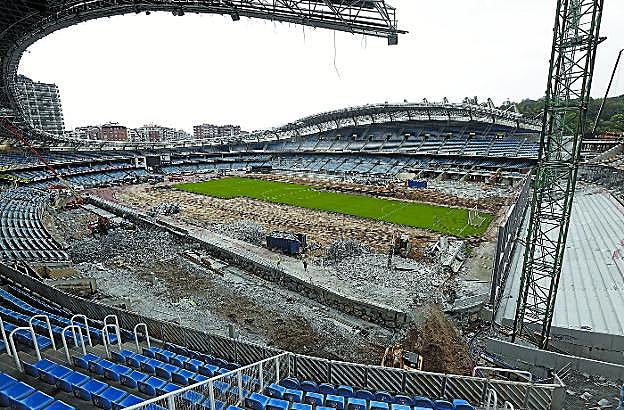 El túnel de vestuarios ha desaparecido, las gradas laterales bajas se remodelan hasta acercarlas al césped y asoma el fondo Aitor Zabaleta, ayer por la mañana. 