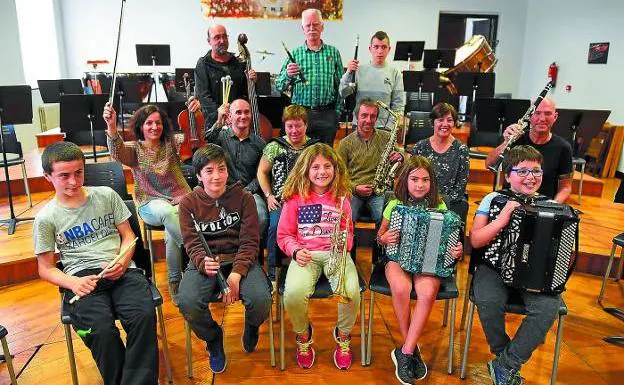 Algunos de los participantes y organizadores de las Jornadas Musikaria y MusikHerria, reunidos en la Musika Eskola.