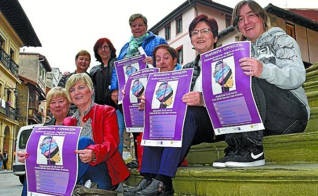 Exposición. Etxezarreta con las mujeres que la presentan. 