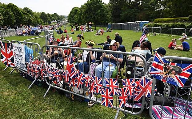 Imagen. Miles de personas aclaman a los novios en Windsor..