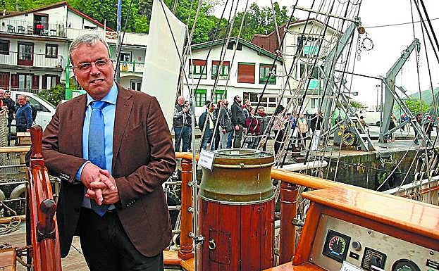 El consejero Alfredo Retortillo a bordo del 'Kaskelot'. 