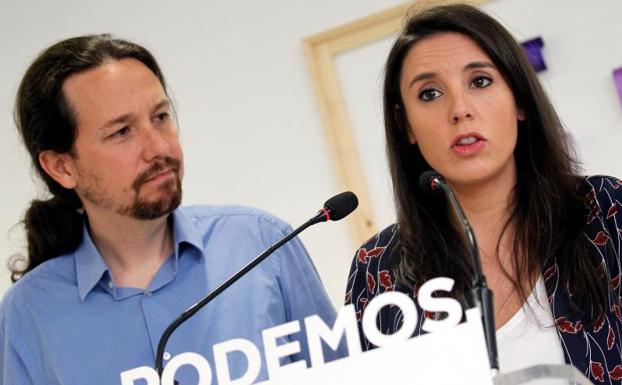 El secretario general de Podemos, Pablo Iglesias, y la portavoz parlamentaria, Irene Montero, durante su comparecencia de este sábado.