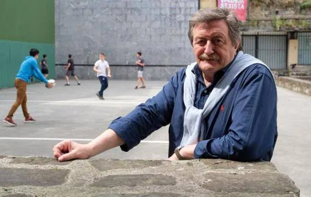 Juan Luis Larrea, ayer en la plaza de la Trinidad en Donostia.