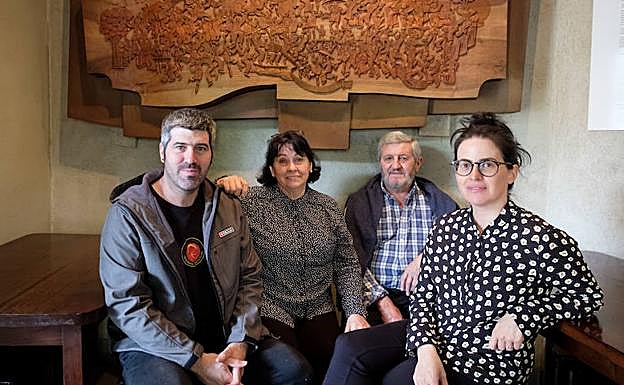 Asintxio, emazte Koro eta Ander eta Eztitsu seme-alabekin. Atzean, Gotzon Huegunen mural ederra, dantza-giroa islatzen duena.