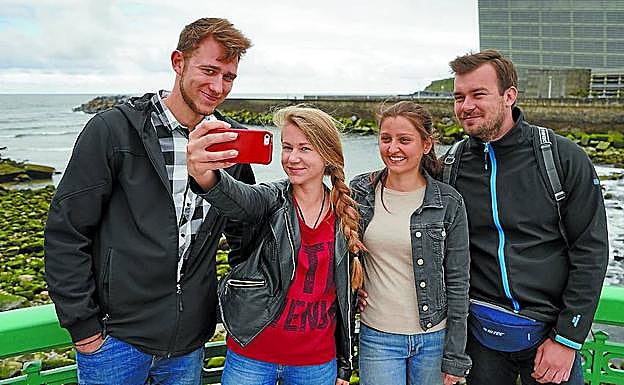 Dos polacos residentes en Donostia hacen de guías a sus amigos. 