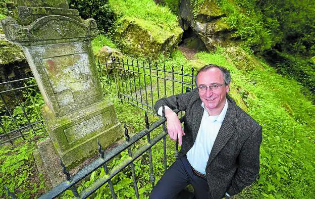 Alfonso Alonso posa en el Cementerio de los Ingleses, en el Monte Urgull, junto a la tumba de su antepasado Manuel Gurrea.