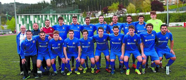 Plantilla y entrenadores del primer equipo del Ordizia KE que esta tarde pueden escribir una página de oro en la historia del club. 