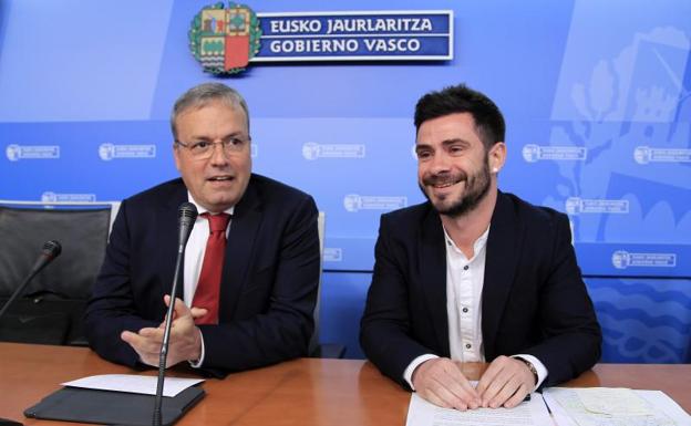 El consejero de Turismo, Comercio y Consumo, Alfredo Retortillo y el director de la Agencia vasca de Turismo-Basquetour, Harkaitz Millán, en la presentación de la cumbre de Turismo que tendrá lugar en San Sebastián. 