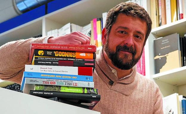 Dentro, libros; fuera, terrazas. Librería Zubieta cambió la plaza Gipuzkoa por Reyes Católicos. 