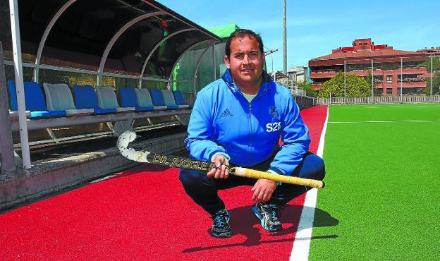 El entrenador de la Real, Jorge Pérez, posa en el campo de hockey del barrio de Aiete en San Sebastián.