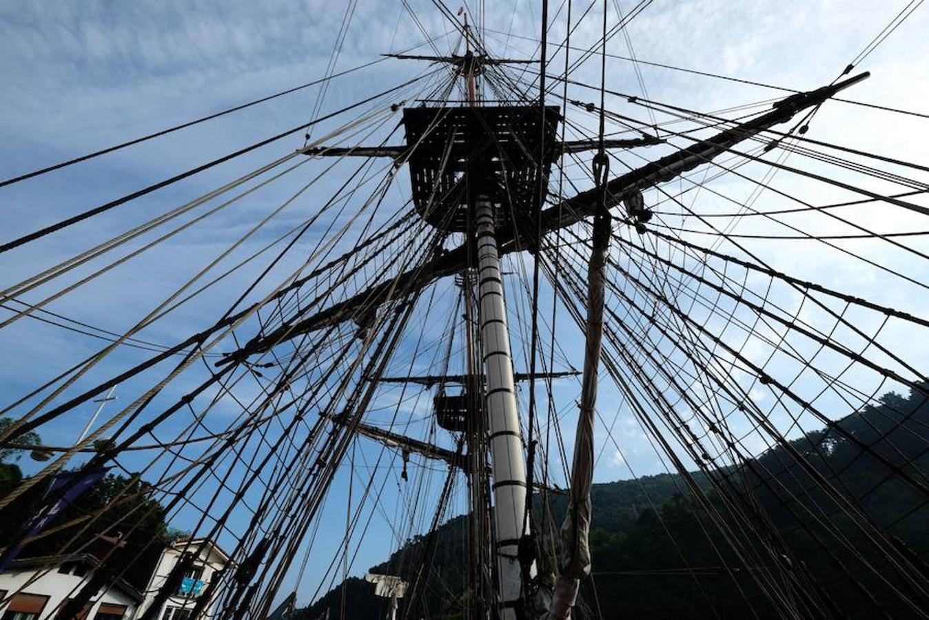 El buque francés construido como una réplica del mítico barco La Fayette del siglo XVIII puede visitarse desde hoy hasta el domingo. 