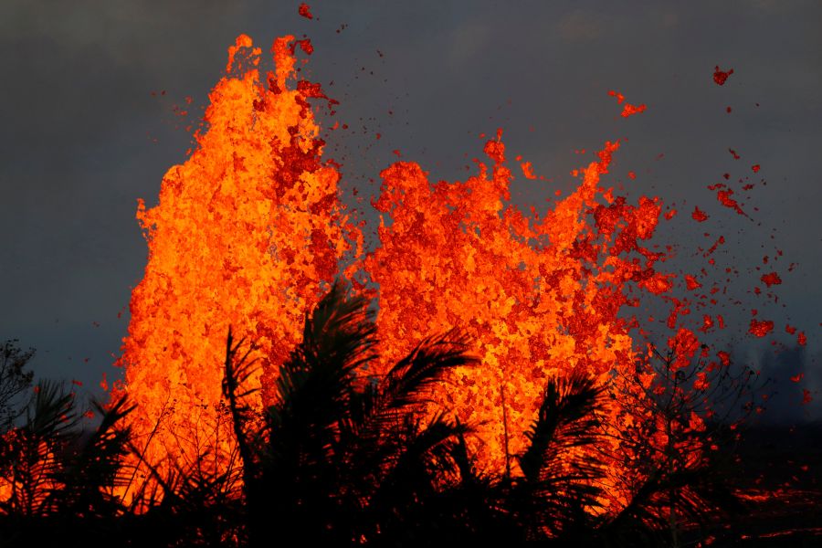 El flujo lento de uno de los ríos de lava del volcán Kilauea en Hawái acecha una planta eléctrica, llevando a las autoridades a tomar medidas para proteger la instalación y evitar una catástrofe.
