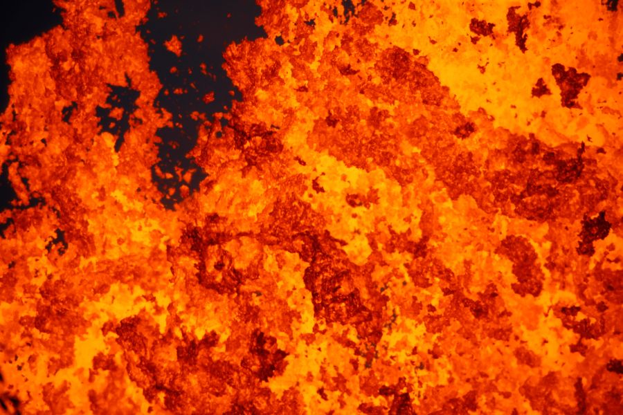 El flujo lento de uno de los ríos de lava del volcán Kilauea en Hawái acecha una planta eléctrica, llevando a las autoridades a tomar medidas para proteger la instalación y evitar una catástrofe.