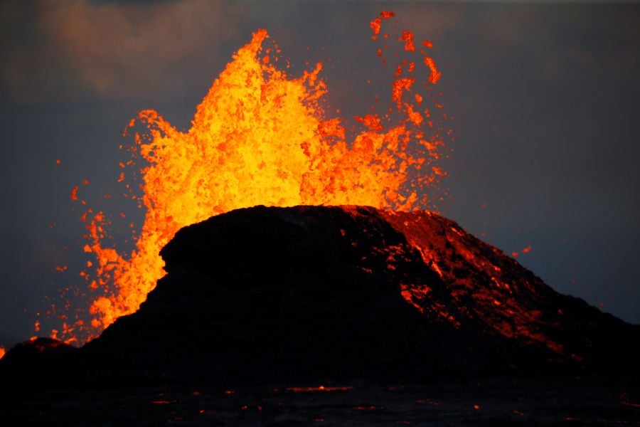 El flujo lento de uno de los ríos de lava del volcán Kilauea en Hawái acecha una planta eléctrica, llevando a las autoridades a tomar medidas para proteger la instalación y evitar una catástrofe.