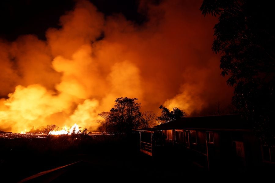 El flujo lento de uno de los ríos de lava del volcán Kilauea en Hawái acecha una planta eléctrica, llevando a las autoridades a tomar medidas para proteger la instalación y evitar una catástrofe.