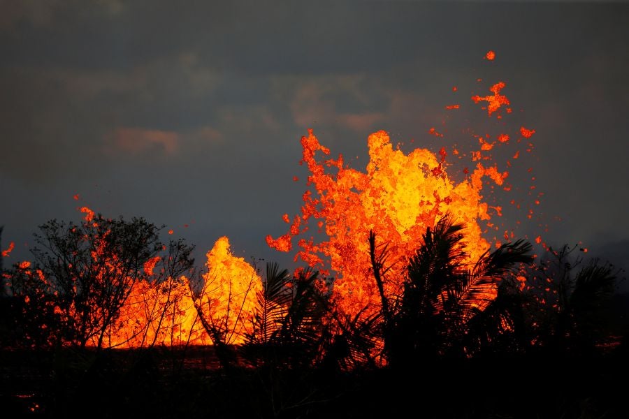 El flujo lento de uno de los ríos de lava del volcán Kilauea en Hawái acecha una planta eléctrica, llevando a las autoridades a tomar medidas para proteger la instalación y evitar una catástrofe.