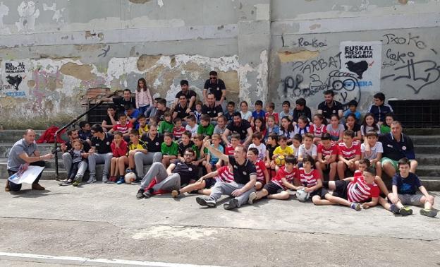 Día del niño. Los jugadores posando con los aficionados más jóvenes en la plaza Biteri de Pasai Antxo.