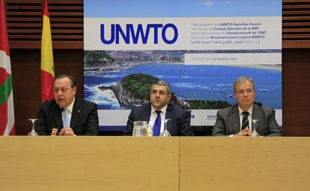 El secretario general de la Organización Mundial del Turismo, Zurab Pololikashvili, el ministro de Turismo de Argentina, Gustavo Santos (y el consejero vasco de Turismo, Comercio y Consumo, Alfredo Retortillo.