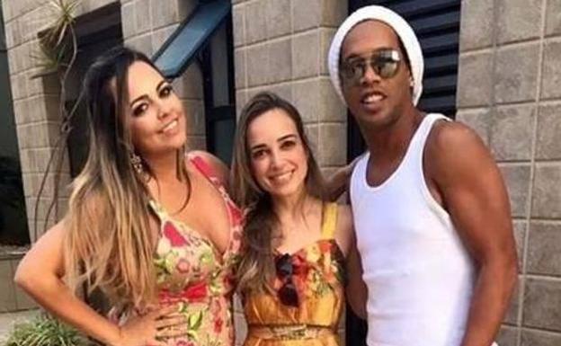 Ronaldinho posa con sus dos novias, Beatriz, a la izquierda, y Priscilla, junto al exfutbolista. 