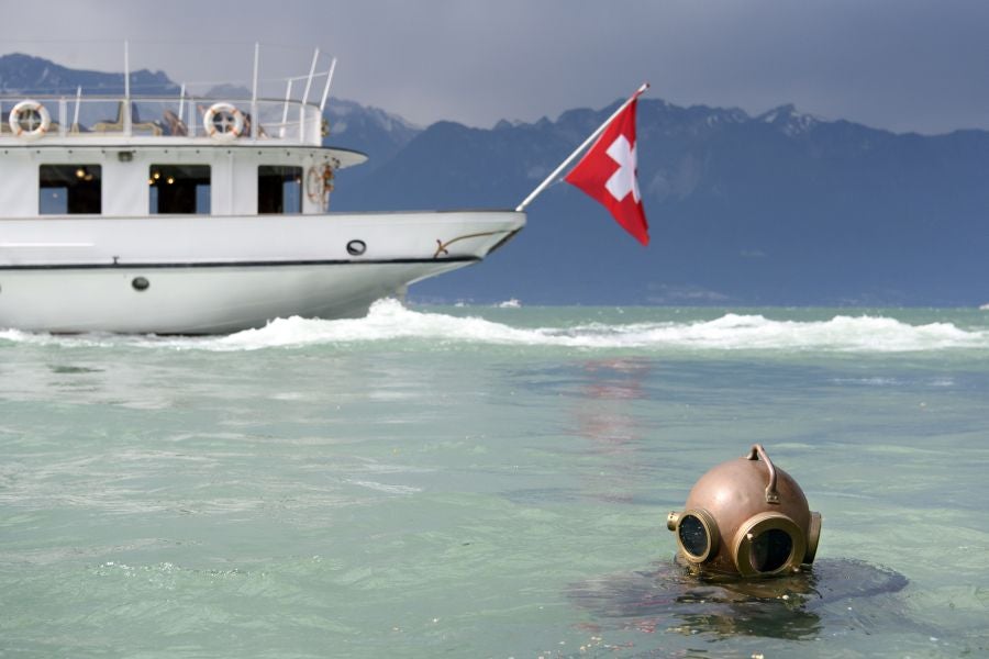 Imágenes tomadas durante la novena edición del evento de limpieza 'Net'Leman' , en Vevey, Suiza. El Net'Leman es un evento de un día en el que los voluntarios limpian el lago de Ginebra y sus costas. Este año la protagonista es una bicicleta cubierta de mejillones.