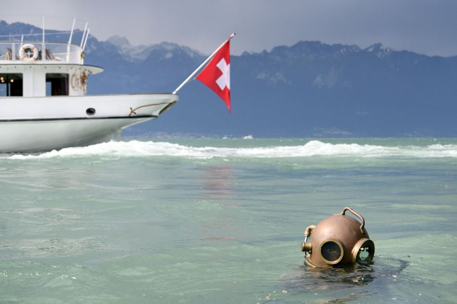 Imágenes tomadas durante la novena edición del evento de limpieza 'Net'Leman' , en Vevey, Suiza. El Net'Leman es un evento de un día en el que los voluntarios limpian el lago de Ginebra y sus costas. Este año la protagonista es una bicicleta cubierta de mejillones.