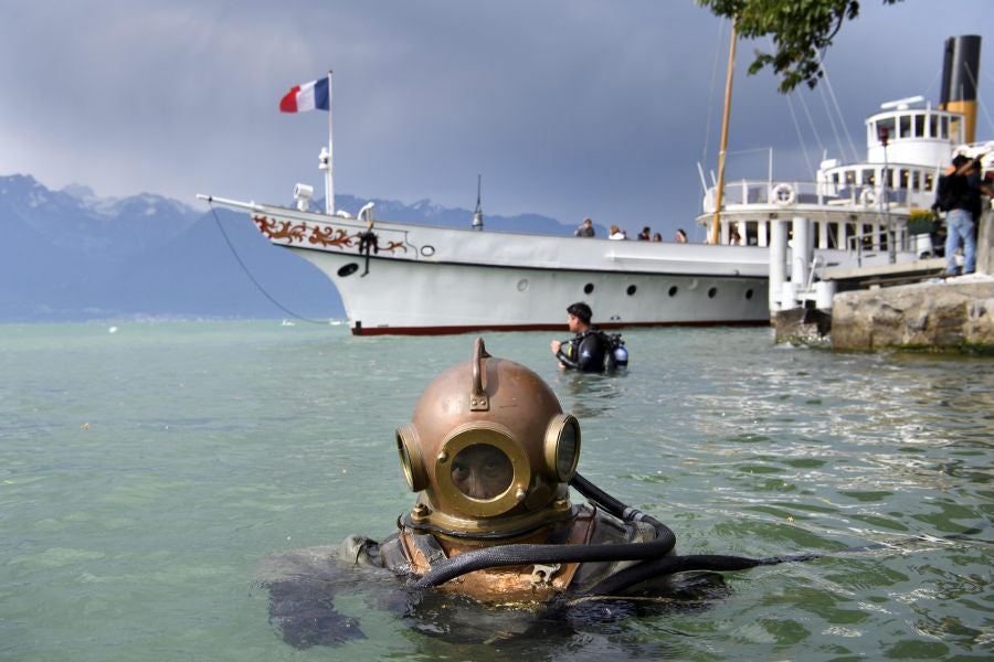 Imágenes tomadas durante la novena edición del evento de limpieza 'Net'Leman' , en Vevey, Suiza. El Net'Leman es un evento de un día en el que los voluntarios limpian el lago de Ginebra y sus costas. Este año la protagonista es una bicicleta cubierta de mejillones.