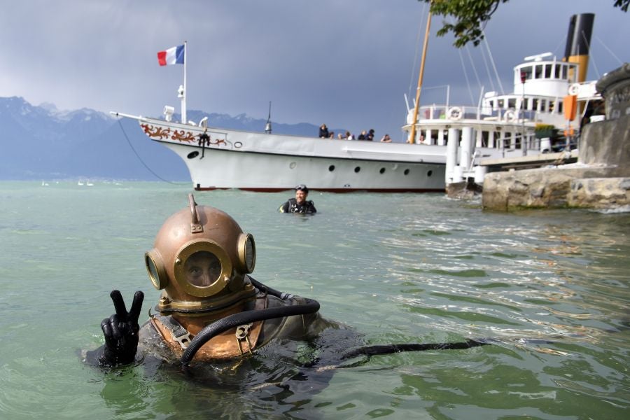 Imágenes tomadas durante la novena edición del evento de limpieza 'Net'Leman' , en Vevey, Suiza. El Net'Leman es un evento de un día en el que los voluntarios limpian el lago de Ginebra y sus costas. Este año la protagonista es una bicicleta cubierta de mejillones.