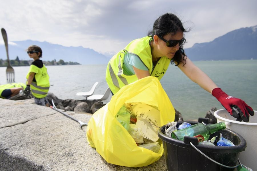 Imágenes tomadas durante la novena edición del evento de limpieza 'Net'Leman' , en Vevey, Suiza. El Net'Leman es un evento de un día en el que los voluntarios limpian el lago de Ginebra y sus costas. Este año la protagonista es una bicicleta cubierta de mejillones.