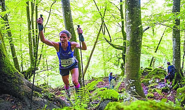 Christell Dewalle, en pleno esfuerzo durante la prueba de ayer en Zegama. 