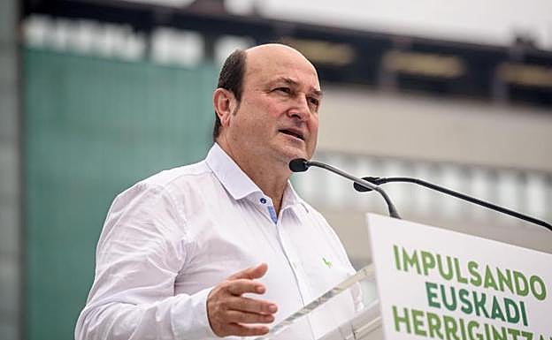 Ell presidente del PNV, Andoni Ortuzar, interviene en un acto político con motivo del 120 aniversario de la organización municipal del partido en Barakaldo