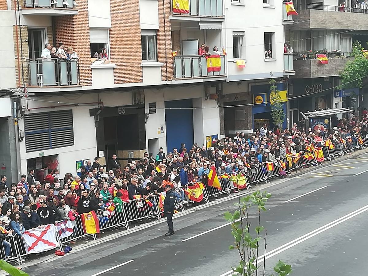 El Rey, vestido con uniforme del Ejército del Aire, ha recibido los honores de ordenanza y pasado revista a un batallón de honores de la Guardia Real