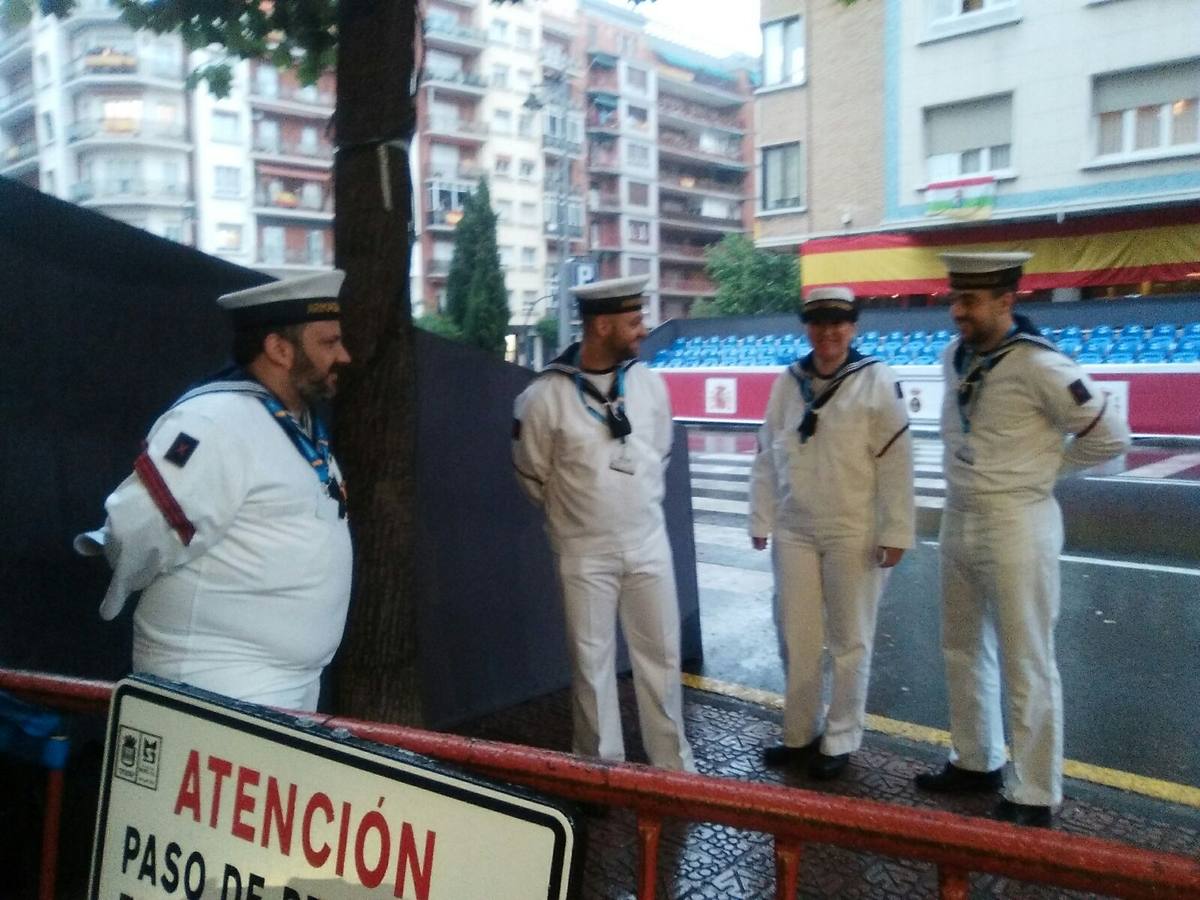 El Rey, vestido con uniforme del Ejército del Aire, ha recibido los honores de ordenanza y pasado revista a un batallón de honores de la Guardia Real