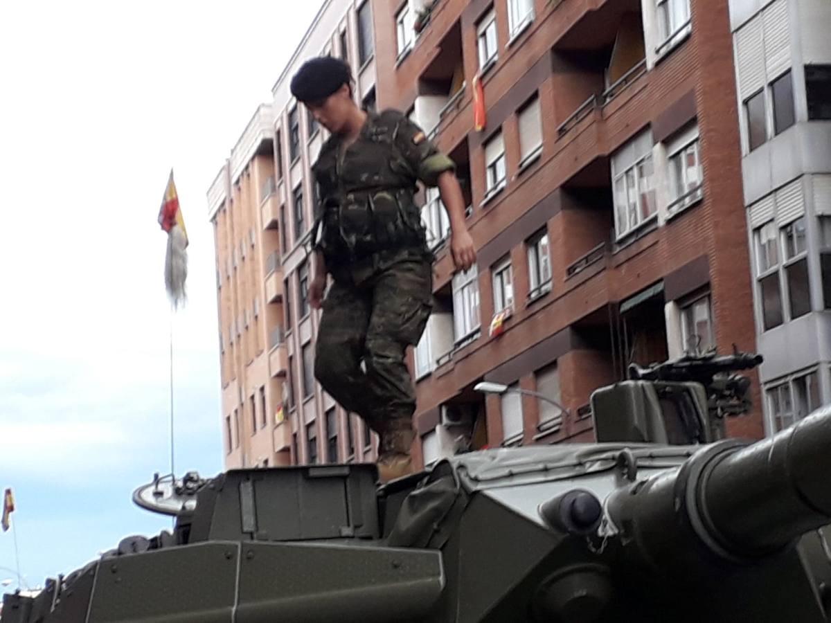 El Rey, vestido con uniforme del Ejército del Aire, ha recibido los honores de ordenanza y pasado revista a un batallón de honores de la Guardia Real