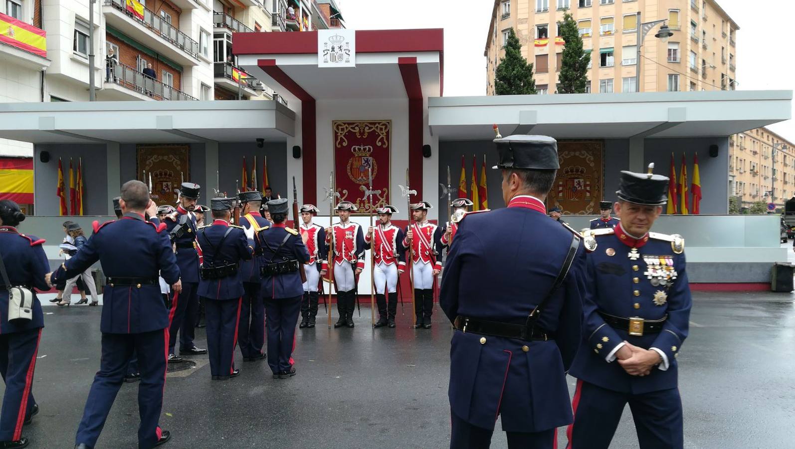 El Rey, vestido con uniforme del Ejército del Aire, ha recibido los honores de ordenanza y pasado revista a un batallón de honores de la Guardia Real