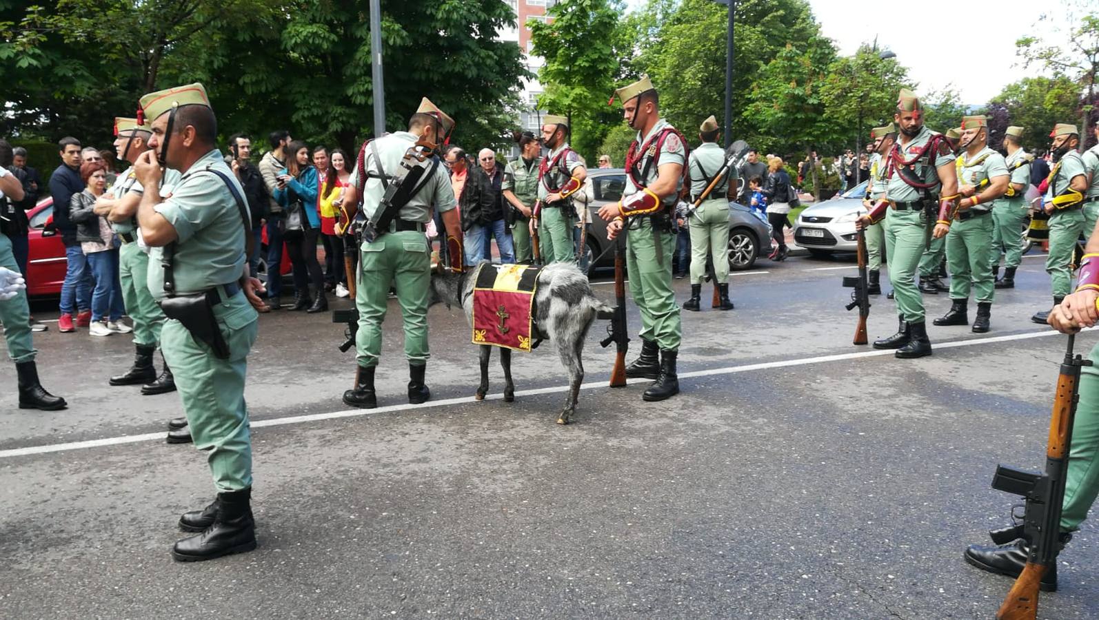 El Rey, vestido con uniforme del Ejército del Aire, ha recibido los honores de ordenanza y pasado revista a un batallón de honores de la Guardia Real