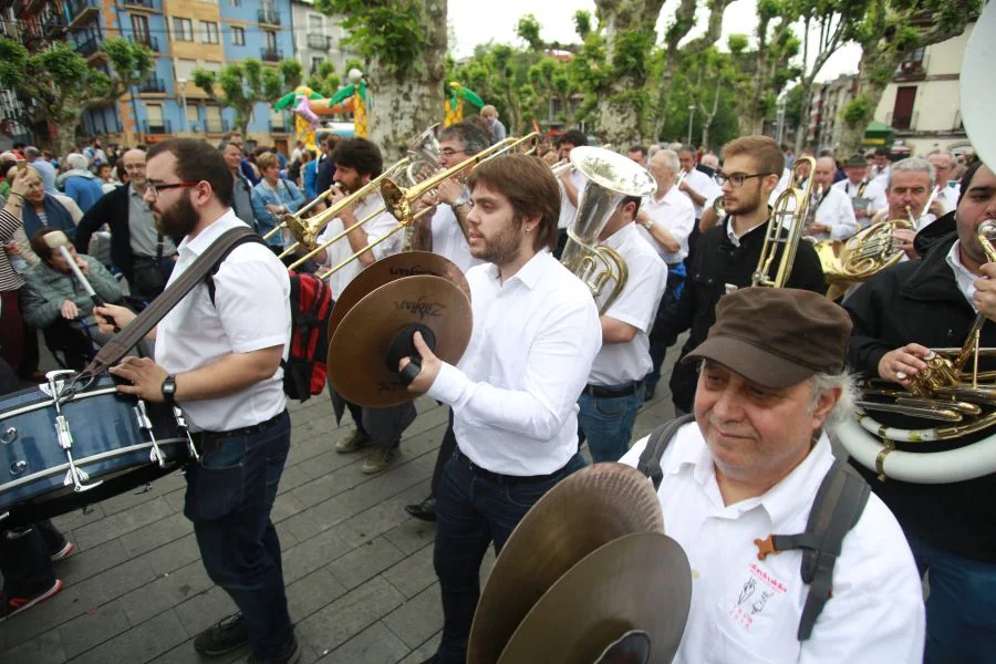 La plaza Urdanibia ha acogido las diversas actividades que se han celebrado en el Alardealdia. 