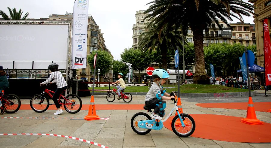 La plaza Okendo atrajo a multitud de personas para disfrutar del universo de la bicicleta creado por talleres, circuitos y otras propuestas innovadoras