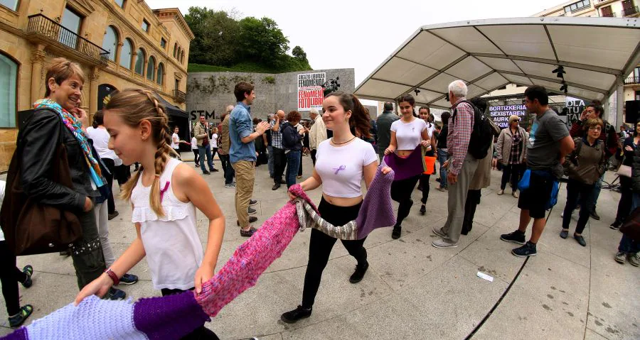 Olatu Talka ha tomado las calles con decenas de actividades, talleres y espectáculos. Un fin de semana oscurecido por el tiempo pero lleno de diversión para jóvenes y mayores.